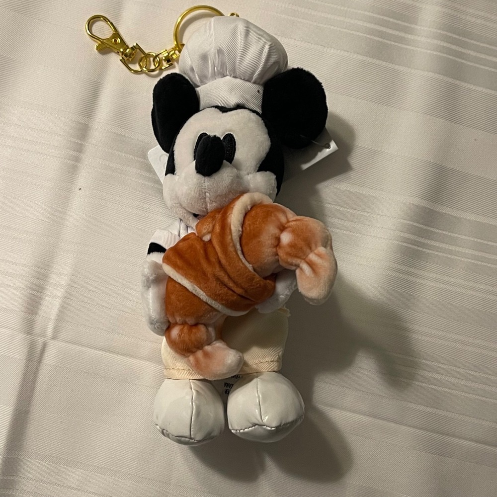 Disney Parks 2026 Chef Mickey Mouse Croissant Keychain Bag Charm Plush Toy New
